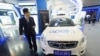 Un homme passe devant une voiture autonome Baidu Apollo exposée lors d'une exposition sur le transport intelligent à Hangzhou, dans la province du Zhejiang (Chine), le 21 décembre 2018.
