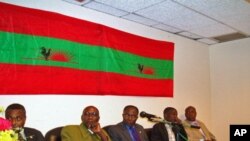 Dirigentes históricos da UNITA. Da esquerda para a direita estão Abel Chivukuvuku, Samuel Chiwale, Paulo Lukamba Paulo, Jose Quissanga e Carlos Tiago Kandanda.