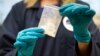 ແຟ້ມ-ຖົງຂອງສານ 4-fluoro isobutyryl fentanyl ເຊິ່ງຖືກຢຶດໄດ້ໃນລະຫວ່າງການກວດຄົ້ນ, ສະແດງໃຫ້ເຫັນຢູ່ທີ່ ຫ້ອງປະຕິບັດການຂອງສໍານັກງານປາບປາມຢາເສບຕິດສະຫະລັດ ໃນເມືອງສເຕີລິງ, ລັດເວີຈີເນຍ, ວັນທີ 9 ສິງຫາ 2016. 