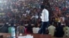 Un professeur enseigne dans une université de Cotonou, Bénin, 25 novembre 2016. VOA/Ginette Fleure Adande 