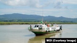 မောင်တောမြို့နယ်ဘက်ကို ခုတ်မောင်းနေတဲ့ အရပ်ဘက်သဘောၤတစင်း (ယခင်မှတ်တမ်းဓာတ်ပုံ)
