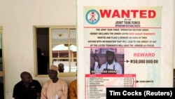 Tangazo likionyesha kutafutwa kwa kiongozi wa kundi la boko haram Abubakar Shekau huko katuika kijiji cha Baga katika jimbo la kaskazini mashariki mwa jimbo la Bono. May 13,REUTERS.