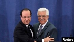 Tổng thống Palestine Mahmoud Abbas (phải) và Tổng thống Pháp Francois Hollande trong cuộc họp báo chung ở Thành phố Bờ Tây Ramallah, ngày 18/11/2013.