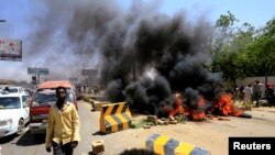 Les manifestants brûlent des pneus et barrent la route menant au pont al-Mek Nimir, à Khartoum, au Soudan, le 13 mai 2019.