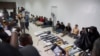 Les suspects de l'assassinat du président haïtien Jovenel Moise sont présentés aux médias, avec les armes et l'équipement qu'ils auraient utilisés lors de l'attaque, à la Direction générale de la police à Port-au-Prince, Haïti, jeudi 8 juillet 2021.