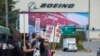Stephanie Corona, anggota serikat pekerja Boeing, melambaikan tangan ke arah lalu lintas saat berdemo di pabrik Boeing di Everett, Washington, 13 September 2024. (Foto: John Froschauer/AP Photo)