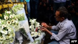 Hommage aux victimes du Holey Artisan Bakery, Dacca, le 3 juillet 2016. (AFP PHOTO / APF / STR)