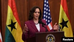 La vice-présidente américaine Kamala Harris s'adresse à la presse lors de son voyage d'une semaine au Ghana, en Tanzanie et en Zambie, à Accra, au Ghana, le 27 mars 2023.