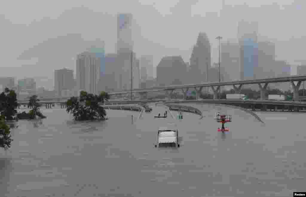 Daya daga cikin manyan hanyoyin birnin Houston I-45 da guguwar ta shafa 
