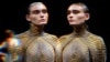 Fashion week à Paris : des cavalières Chanel dans un salon de couture