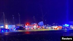 Les secouristes travaillent à Silver City, dans le Mississippi, où une tornade a fait des dégâts, le 24 mars 2023. 