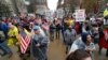 Des manifestants se rassemblent au State Capitol à Lansing, Michigan, le jeudi 30 avril 2020 pour dénoncer les restrictions commerciales dues au COVID-19 (AP Photo / Paul Sancya)