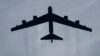 Sebuah pesawat pengebom B-52 Stratofortress melakukan atraksi udara dalam acara "Salute to America" di South Lawn, Gedung Putih, 4 Juli 2020 di Washington. (Foto: Alex Brandon/AP Photo)
