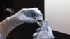 Sur cette photo datant de mars 2020, un flacon du médicament expérimental remdesivir est inspecté visuellement dans un laboratoire de Gilead aux États-Unis. (Photo: Gilead Sciences via AP)