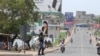 Un policier en patrouille dans les rues de Lomé, au Togo, le 18 octobre 2017. (VOA/Kayi Lawson)