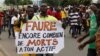 Un homme tenant une pancarte lors d'une manifestation à Lomé, le 6 septembre 2017