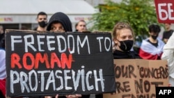 Waandamanaji nchini Poland waitisha kuwachiliwa kwa Protasevich.