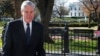 A Washington, l'avocat spécial Robert Mueller passe devant la Maison-Blanche, le 24 mars 2019.
