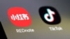 ແອັບ TikTok ແລະແອັບ Xiaohongshu ຫຼື RedNote, ທັງສອງແອັບທີ່ປາກົດໃນໃນໜ້າຈໍນີ້ ຖືກຖ່າຍເມື່ອວັນທີ 15 ມັງກອນ 2025.