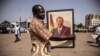 Un partisan du CDP tient un portrait de l'ancien président du Burkina Faso, Blaise Compaoré, lors d'un rassemblement de campagne le 19 novembre 2020.