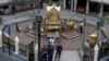 VIhara Erawan di Bangkok, Thailand, dijaga ketat pasca pengeboman tanggal 17 Agustus 2015 (Foto: dok). Mahkamah hari Selasa (24/11) mendakwa Bilal Mohammed dan Mieraili Yusufu dengan 10 pasal tuduhan yang berhubungan dengan ledakan itu, termasuk persekongkolan untuk meledakkan bom dan melakukan pembunuhan terencana.