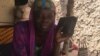 Kadidja Moumouni, une habitante de Kollo, qui écoute régulièrement la radio, au Niger, le 11 février 2017. (VOA/Abdoul-Razak Idrissa)