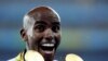 Mo Farah célèbre ses médailles aux Jeux olympiques de Rio, Brésil, le 20 août 2016.
