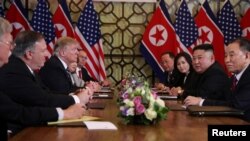 Kim Jong Un et Donald Trump, prennent part ici à une réunion bilatérale à l'hôtel Metropole avec le secrétaire d'État américain, à Hanoi, Vietnam, le 28 février 2019. REUTERS / Leah Millis 