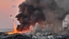Un hélicoptère éteint un incendie sur les lieux d'une explosion dans le port de Beyrouth, la capitale du Liban, le 4 août 2020.