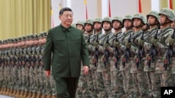 中國領導人習近平檢閱駐澳門特別行政區的中國軍隊士兵。 （2024年12月20日）