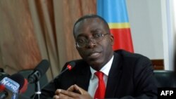 Le Premier ministre congolais, Matata Ponyo d’une conférence presse à Kinshasa, 12 avril 2012.