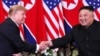 Donald Trump et Kim Jong Un shake hands à Hanoi, au Vietnam au 27 février 2019.