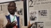 Edoh Komi, président du mouvement Martin Luther King, expliquant l'exposition, à Lomé, au Togo, le 26 janvier 2018. (VOA/Kayi Lawson)