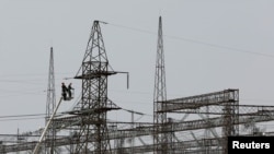 Wafanyakazi wakitengeneza mfumo wa umeme katika kiwanda cha nyuklia cha Zaporizhzhia Ukraine. Agosti 22, 2022. REUTERS/Alexander Ermochenko.