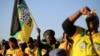 Des partisans de l'African National Congress brandissent le drapeau du parti lors de la campagne de l'ANC à Atteridgeville, un canton situé à l'ouest de Pretoria, en Afrique du Sud, le 5 juillet 2016.