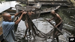 As Nações Unidas estimam que vao ser necessario 30 anos para se ver livre dos prejuizos ambientais do derrame de petróleo no Delta do Níger