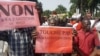De nombreuses personnes ont participé à la marche citoyenne à Bamako, au Mali, le 18 juin 2017. (VOA/Kassim Traoré)