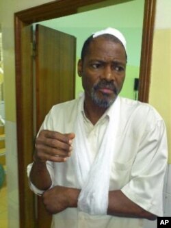 Filomeno Vieira Lopes depois de receber tratamento a ferimentos recebidos durante a manifestação de 10 de Março