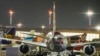 ຖ້ຽວບິນ AA292 ຂອງ American Airlines ເສັ້ນທາງຈາກ ນິວຢອກ ໄປຍັງ ນິວເດລີ ຫັນປ່ຽນທິດທາງຂະນະບິນຢູ່ເໜືອ ທະເລແຄສປຽນ, ໃນວັນທີ 23 ກຸມພາ 2025, ຈອດຢູ່ເດີ່ນສະໜາມບິນສາກົນ ລີໂອນາຣໂດ ດາ ວິນຊີ ຂອງໂຣມ, ປະເທດ ອີຕາລີ.