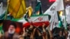Warga mengangkut peti jenazah komandan Korps Garda Revolusi Islam Iran (IRGC) Abbas Nilforushan dalam prosesi pemakamannya di Karbala, Irak, pada 14 Oktober 2024. (Foto: AFP/Ahmad Al-Rubaye)