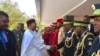 Le président nigérien Mahamadou Issoufou salue les hauts officiers de l’armée lors d’une cérémonie des veaux de Nouvel an à Niamey, Niger, 4 janvier 2018. (Twitter/Présidence du Niger)