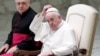 Le pape François arrive à la salle Paul VI pour son audience générale hebdomadaire, se tenant à distance des fidèles en raison de la maladie du coronavirus, au Vatican, le 21 octobre 2020. (Reuters)