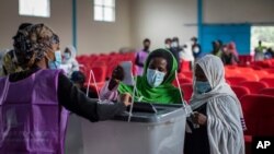Wananchi wa Ethiopia wakipiga kura katika kituo cha kupiga kura mji mkuu wa Ethiopia, Addis Ababa, Jumatatu, Juni 21, 2021. 