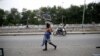 Un homme marche sur une route à Cotonou, Benin, le 5 mars 2016.