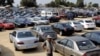 Un parc de vente de voitures d'occasion, à Cotonou, au Bénin, le 4 septembre 2016. (Ginette Fleure Adande/VOA)