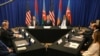 El secretario de Estado de EEUU, Antony Blinken (centro), se reúne con los cancilleres de Armenia, Ararat Mirzoyan (der) y Azerbaiyán, Jeyhun Bayramov (izq), al margen de la cumbre de la OTAN en Washington, el 10 de julio de 2024.