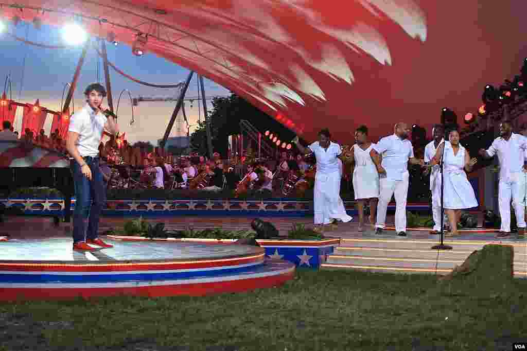 Darren Criss rehearses for "A Capitol Fourth" in Washington, July 3, 2012 (W. Workinger/VOA)