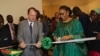 L’ambassadeur des USA au Mali, Paul Folmsbee, à droite, et la ministre de la Culture du Mali N'Diaye Ramatoulaye Diallo ont procédéau lancement officiel du site internet et au vernissage de l’exposition issue des archives de cinq photographes professionnels du Mali à savoir Malick SIDIBE, Adama Kouyate, Tidiani Sitou, Abdourahmane Sakaly et Mamadou Cisse, Bamako, Mali, 16 mai 2017. (VOA/Kassim Troaré)