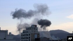 2024年10月4日，在美國軍機和軍艦對也門薩那的胡塞武裝據點實施打擊後，當地升起滾滾濃煙。