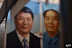 北京一個市場上的中國國家主席習近平像和毛澤東像（2017年9月19日）